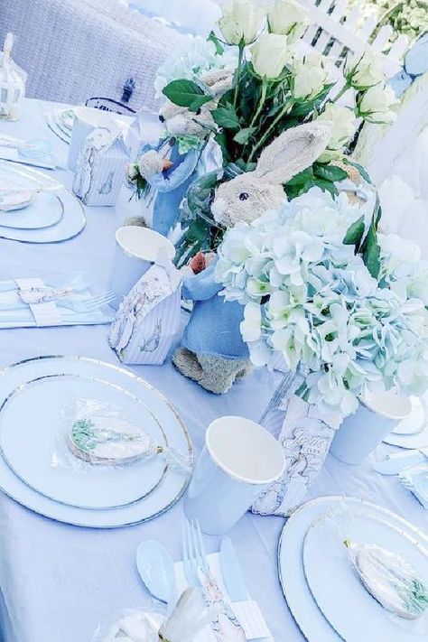 Peter Rabbit Table Setting, Peter Rabbit Easter Party, Easter Dinner Table Decorations, Peter Rabbit Easter, Welcome Baby Party, Easter Party Ideas, Peter Rabbit Cake, Easter Dinner Table, Peter Rabbit Birthday