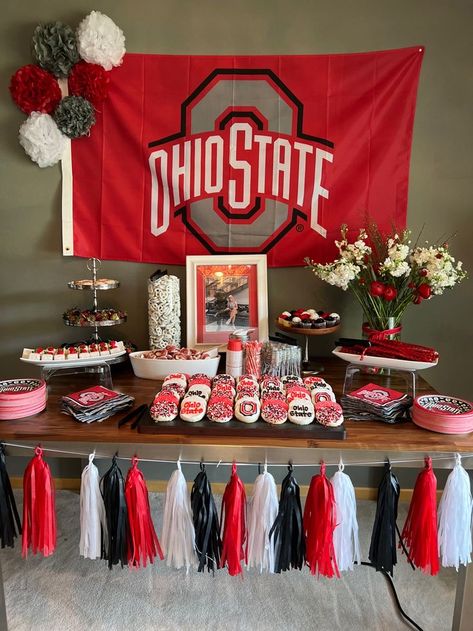 College Grad Party Decor, Grad Party Outfit, Grad Party Food, High School Graduation Party Ideas, Grad Party Theme, Lila Party, Graduation Party Pictures, Graduation Party Desserts, High School Graduation Party Decorations