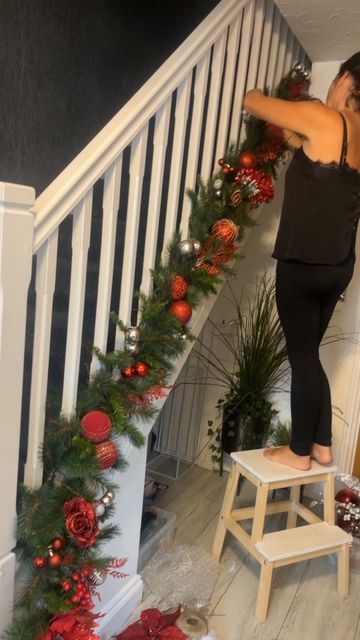 Outside Christmas Garland Ideas, Garland On Railing Christmas, Stairwell Christmas Decor, Christmas Bannister Ideas, Red And Silver Christmas Decor, Xmas Garland Ideas, Christmas Bannister, Christmas Garland Staircase, Christmas Garland On Stairs