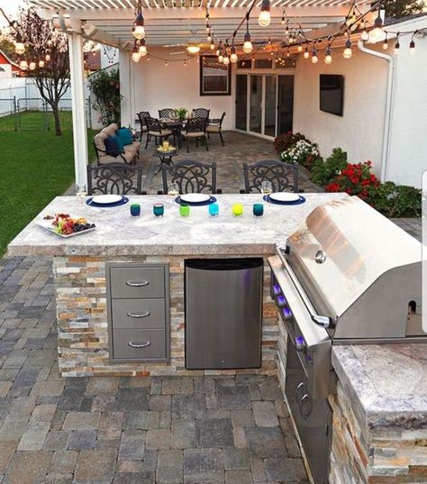 Grill Diy, Backyard Bbq Grill, Pergola Diy, Outdoor Kitchen Countertops, Modern Outdoor Kitchen, Outdoor Kitchen Decor, Outdoor Kitchen Bars, Outdoor Kitchen Plans, Grill Area