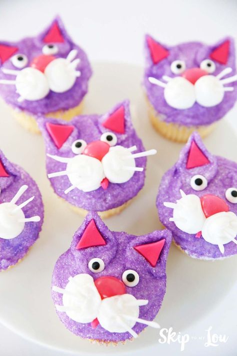 Easy cat cupcakes! Make these at home or for a party with just a few simple steps. We modeled our cat after Chloe from Secret Life of Pets. Easy Cat Cupcakes, Puppy Cupcakes, Birthday Cake For Cat, Pets Food, Decorating Cupcakes, Cat Cupcakes, Animal Cupcakes, Creative Cake Decorating, Cat Halloween Costume