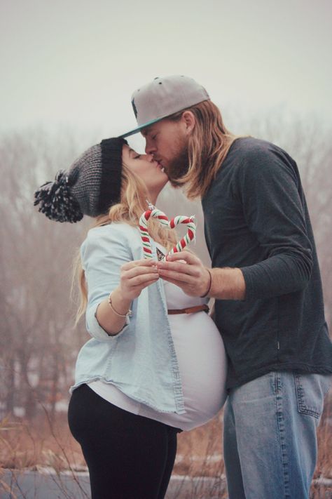 Winter Time Maternity Photos, Winter Christmas Maternity Photos, Winter Maternity Pictures Ideas, Cozy Winter Maternity Photos, Pregnancy Photos Christmas, Winter Maternity Family Pictures, Winter Maternity Photoshoot With Husband, Winter Maternity Photoshoot Ideas, Maternity Pictures Christmas