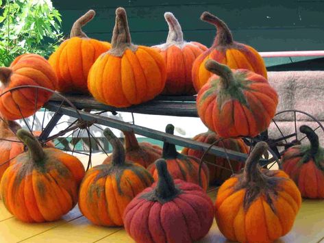 Homespun Stitchworks Needle Felted Pumpkin Tutorial 3: Finishing Details by Sarafina Fiber Art Felted Vegetables, Felted Cactus, Wool Pumpkins, Felted Halloween, Felted Pumpkins, Pumpkin Tutorial, Felting Animals, Felt Accessories, Felted Art