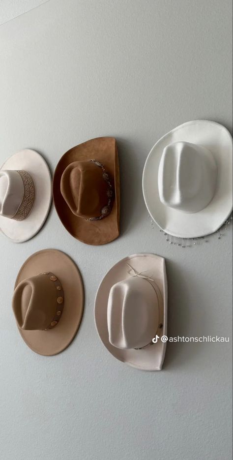 Cowgirl Hat Hanging On Wall, Cowgirl Hats On Wall, Costal Cowgirl Aesthetic Dorm Room, Coastal Cowboy Aesthetic Bedroom, Costal Cowgirl Home, Coastal Cowgirl Room Ideas, Cowgirl Hat Wall, Costal Cowgirl Home Decor, Cowboy Hats On Wall