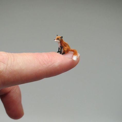 Tiny Dollhouse, Miniature Artist, Mini Animals, Tiny Animals, Needle Felting Diy, Polymer Clay Miniatures, Small Sculptures, Strongest Glue, Miniature Animals