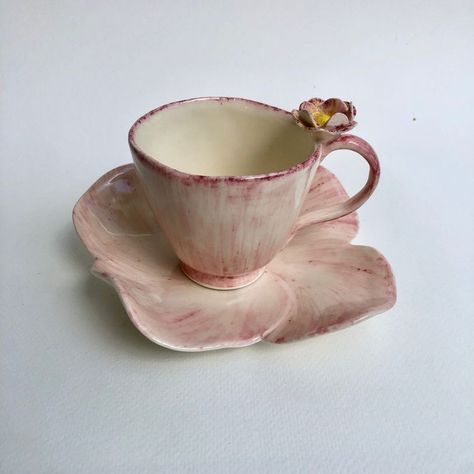 Pottery Cups Ideas, Flower Teacup, Pretty Pottery, Desain Pantry, Sculpture Art Clay, Cerámica Ideas, Antique Dishes, Pretty Mugs, Pottery Crafts