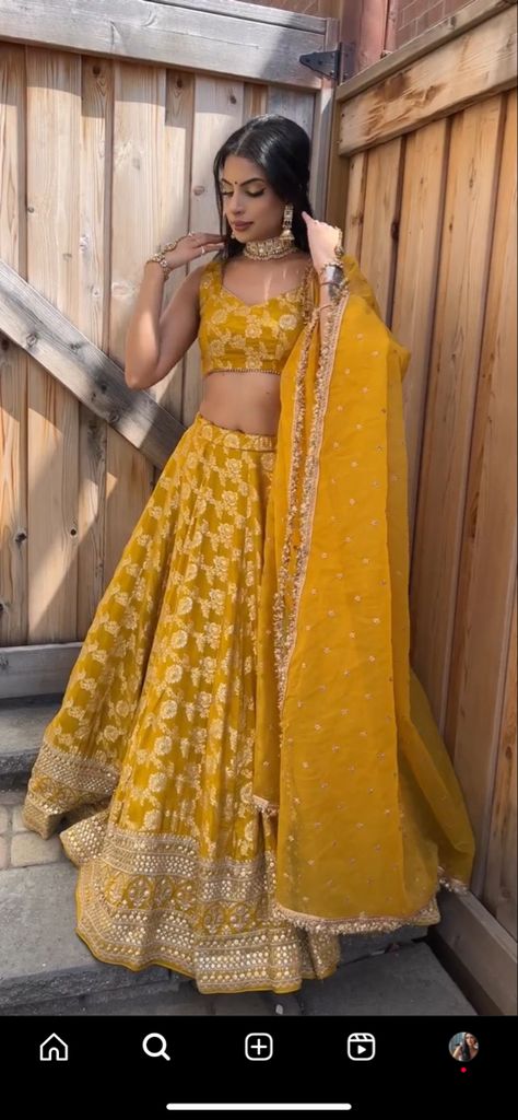 Lehenga Choli For Women, Bridesmaid Lehenga, Choli For Women, Mehendi Outfits, Lehenga Choli Wedding, Yellow Lehenga, Lehenga Designs Simple, Party Wear Lehenga Choli, Lehenga Blouse Designs