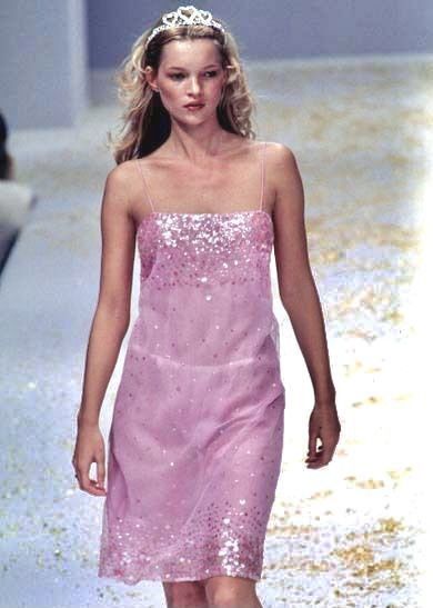 90s Kate Moss, Blumarine Runway, Supermodel Aesthetic, Pink Slip Dress, Modern Vintage Fashion, Fashion Styling, Kate Moss, Skirt Top, Modern Vintage