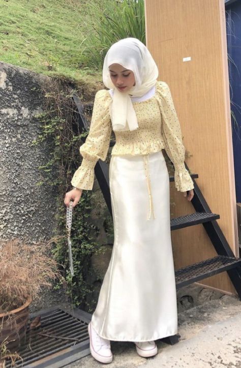 Hijabi Yellow Outfit, Hijabi White Skirt Outfits, Yellow Hijab Outfit Casual, Ootd Pencil Skirt Hijab, Shirt And Skirt Outfit Hijab, Long White Satin Skirt, Modest Shirt And Skirt Outfit, Hijabi White Dress Outfit, Yellow Modest Outfits