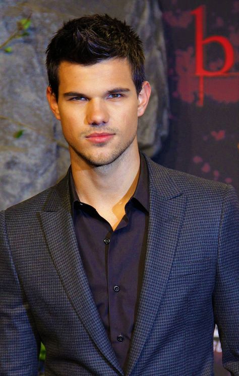 Taylor Lautner Net worth 2023 Tyler Lautner, Taylor Lautner Shirtless, Taylor Jacobs, Jacob Black Twilight, Twilight Jacob, Team Jacob, Shia Labeouf, Actors Male, Tyler Perry