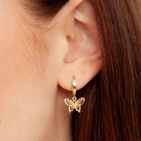 Gold-tone huggie earrings feature dangling butterfly charms with stunning pearlescent acrylic front. Elegant earrings reflect beautifully in the sun and add an ethereal touch to any look. Lock Earrings, قلادات متدلية, Small Earrings Gold, Simple Gold Earrings, Gold Earrings Models, Gold Ring Designs, Gold Jewelry Simple, Bridal Gold Jewellery Designs, Jewelry Design Earrings