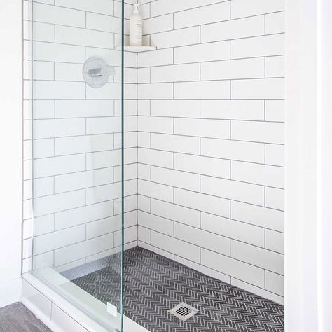 A shower with white subway tile. Tile Walls, Subway Tile Showers, Shower Renovation, Architecture Renovation, Walk In Shower Designs, Classic Tile, Tiled Shower, Shower Walls, Bad Inspiration