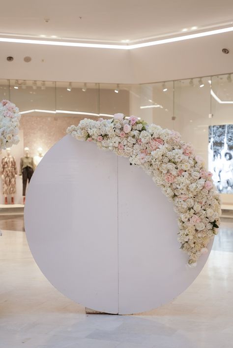 Round Backdrop With Flowers, Circle Backdrop With Flowers, Round Backdrop Ideas, Backdrop With Flowers, Silk Flower Decor, Round Backdrop, Mom Party, Backdrop Ideas, White Backdrop