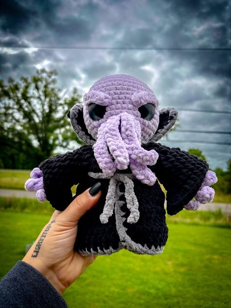 This is not a physical item, this is a pattern only! Make your own Mindflayer, inspired by the Baldurs Gate and Dungeons and Dragons games. Perfect for the D&D or BG3 fan in your life!  This is an intermediate level pattern.  This pattern was designed by Fox & Fey Crochet (Emily Mondello) and was tested by a great group for accuracy! Warhammer Crochet Pattern, Crochet Dungeons And Dragons, Dnd Crochet Patterns, Dungeons And Dragons Crochet, Lord Of The Rings Crochet, Lotr Crochet, Dnd Crochet, Gamer Crochet, Silly Crochet