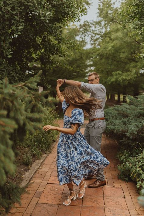 Engagement Photoshoot Fall, Engagement Photos Park, Engagement Photo Props, Wedding Fotos, Engagement Photo Outfits Fall, Picnic Engagement, Engagement Picture Outfits, Fall Engagement Pictures, Wedding Photoshoot Props