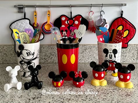 Porta utensílios Mickey Casa Disney, Disney Kitchen, Disney Home Decor, Mickey Y Minnie, Disney Decor, Disney Home, Disney Mickey, Christmas Decorations, Yoga