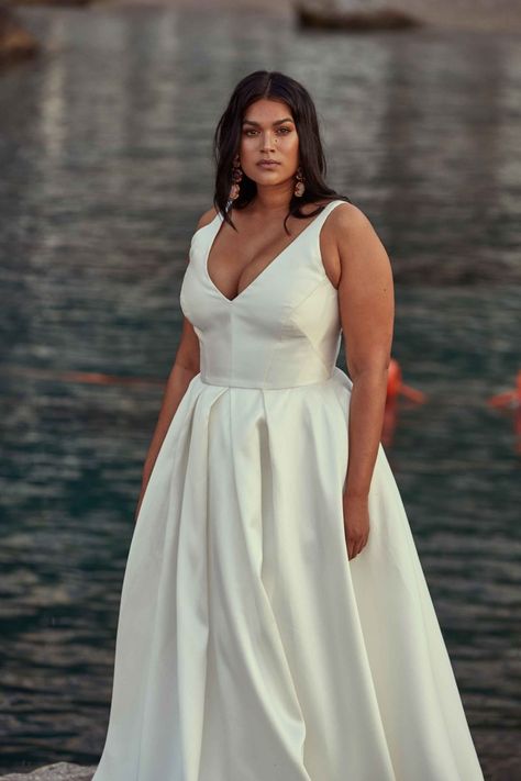 PLUS SIZE WEDDING DRESS OF THE WEEK | CHOSEN LA BELLA DONNA COLLECTION | CHOSEN BY ONE DAY BRIDAL - The Pretty Pear Bride - Plus Size Bridal Magazine One Day Bridal, Plus Wedding Dresses, Plus Size Bridal, Plus Size Wedding Dress, Plus Size Brides, Western Wedding Dresses, Plus Size Wedding Dresses, Plus Size Wedding Gowns, Plus Size Bride