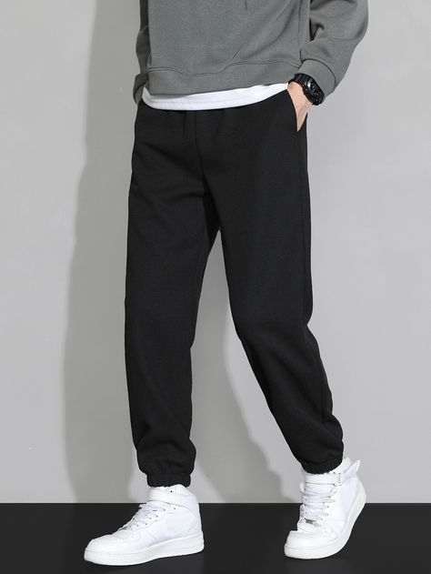 Mens Clothing Styles All Black, Mens Black Sweatpants Outfit, Carrot Fit Pants Men, Mens Comfy Outfits Casual, Man Pants Fashion, Fits With Black Sweatpants, Highschool Boys Outfits, Mens Clothing Styles Casual Pants, Black Dress Pants Outfit Men