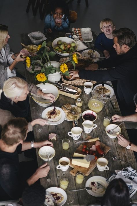 Friends and family! #anthropologie #pintowin Via A well traveled woman A Well Traveled Woman, Family Breakfast, Eat Together, Pause Café, God Mat, Festa Party, Eating Food, Group Of People, Dinner Table