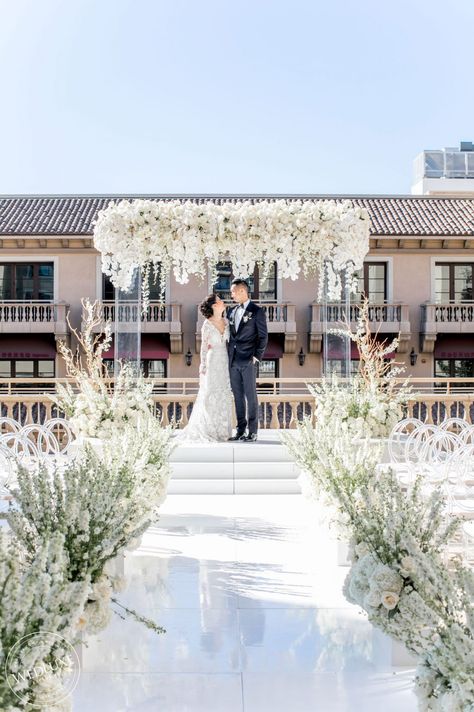 White Garden Wedding Decor, Acrylic Wedding Arch, Balcony Wedding, Outside Wedding Ceremonies, Wedding Walkway, Wedding Chuppah, White Wedding Decorations, Indoor Wedding Ceremonies, Wedding Stage Design