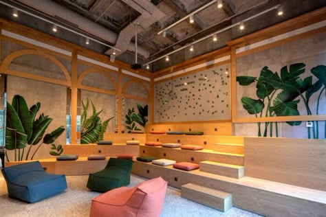 Vodafone Office, Coworking Space Design, Tiered Seating, Detail Arsitektur, Innovative Office, Cool Office Space, Coworking Office, Office Space Design, Built In Furniture