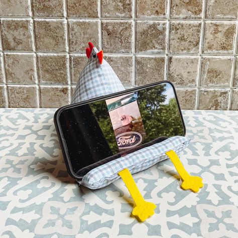 Chicken Cell Phone Holder, Chicken Phone Holder, Sewing Phone Holder, Cell Phone Stand Diy How To Make, Chicken Bag Holder Pattern, Chicken Sewing Projects, Phone Holders Diy, Cell Phone Holder Diy How To Make, Crochet Phone Stand