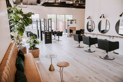 Modern hair salon clean bright Bright Salon Interior Design, Cheap Salon Station Ideas, Clean Salon Design, 1500 Sq Ft Hair Salon Floor Plan, Bright Salon Decor, Hair Salon Inspo Modern, Mid Century Modern Hair Salon, Salon Ideas Business Design, Salon Waiting Room Ideas