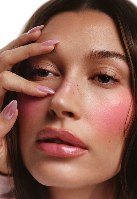 Rhode Blush, Estilo Hailey Baldwin, Ideas De Maquillaje Natural, Glowy Skin, Beauty Must Haves, Cream Blush, Hailey Baldwin, Sally Hansen, Makati