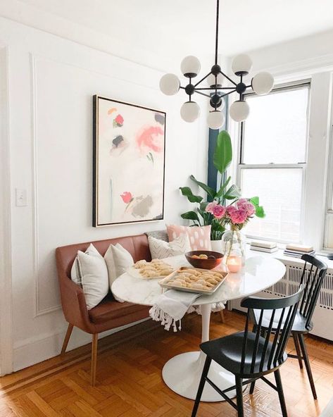 Kitchen Nooks and Dining Areas You'll Want to Copy | The Everymom Apartment Dining Area, Old House Decorating, Apartment Dining Room, Apartment Dining, Casa Country, Kitchen Nook, Dining Nook, Dining Room Small, Dining Room Inspiration