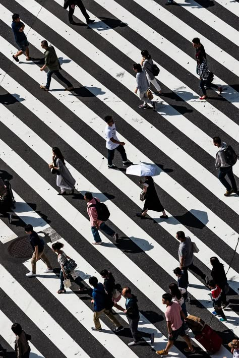 Urban Pictures, Tokyo Shibuya, Japan Picture, People Pictures, People Walking, City Wallpaper, Retro Print, Jolie Photo, Photo Images