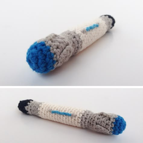 10th Doctors Sonic Screwdriver - Free Amigurumi Pattern Doctor Who Crochet, Doctor Who Crafts, Crochet Stuffies, Geek House, Sonic Screwdriver, Crochet Geek, Hello Sweetie, Geek Crafts, Bobble Stitch