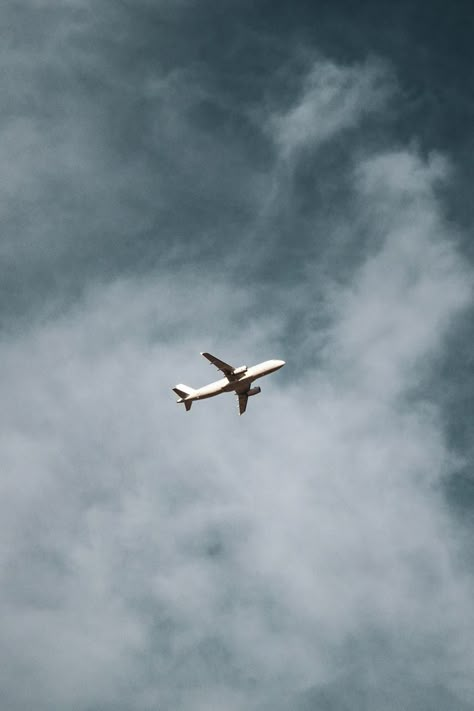 Iphone Wallpaper Airplane, White Plane, Acoustic Guitar Photography, Plane Photos, Moonlight Photography, Airplane Wallpaper, Airplane Photography, Scenic Wallpaper, Cocoppa Wallpaper