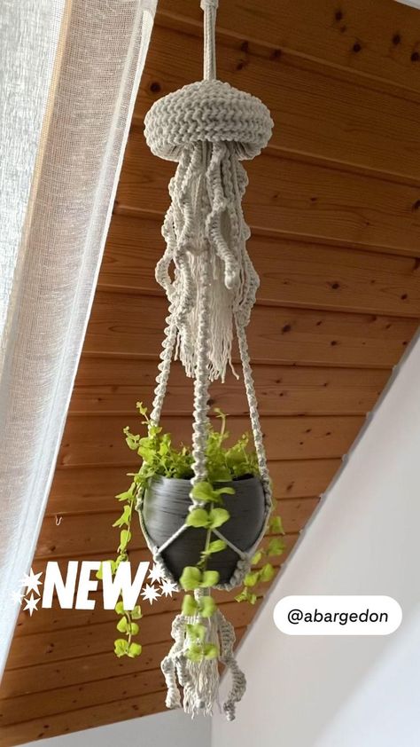 Jellyfish Plant, Macrame Jellyfish, Plant Hanger Pattern, Crochet Plant Hanger, Hantverk Diy, Macrame Plant Hanger Tutorial, Macrame Plant Hanger Patterns, Macrame Knots Tutorial, Macrame Knots Pattern