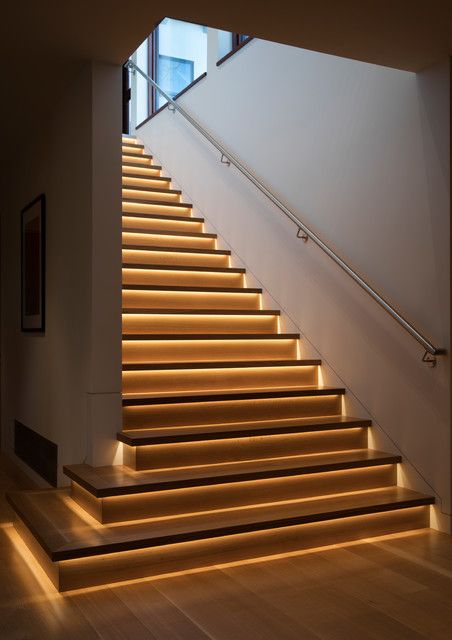 Staircase Wall Design, Handrail Lighting, Staircase Lighting Ideas, Stairs Lighting, Led Stair Lights, Stairway Lighting, Contemporary Staircase, Stair Lights, Staircase Wall