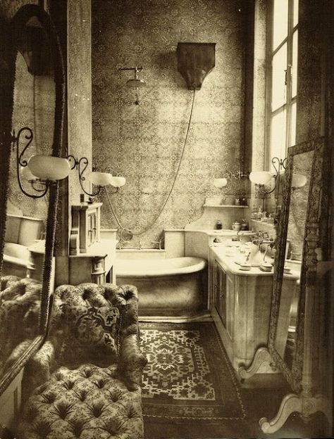 Bathroom of the young Princess Radziwill by Paul Nadar 1884 Victoria House Interior, Old Bathroom Aesthetic, 1890s Bathroom, Old Fashion Bathroom, Period Bathroom, Victorian Rooms, Victorian House Interiors, Victor Victoria, Old House Interior