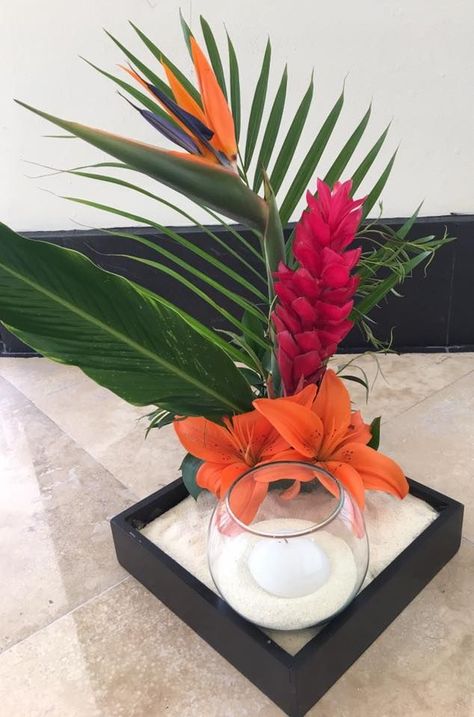 Plumeria Centerpiece, Tropical Diy Centerpieces, Caribbean Centerpiece Ideas, Hawaiian Floral Arrangements, Hawaii Centerpiece Ideas, Luau Table Setting, Tropical Party Centerpieces, Polynesian Centerpieces, Hawian Theme Centerpieces