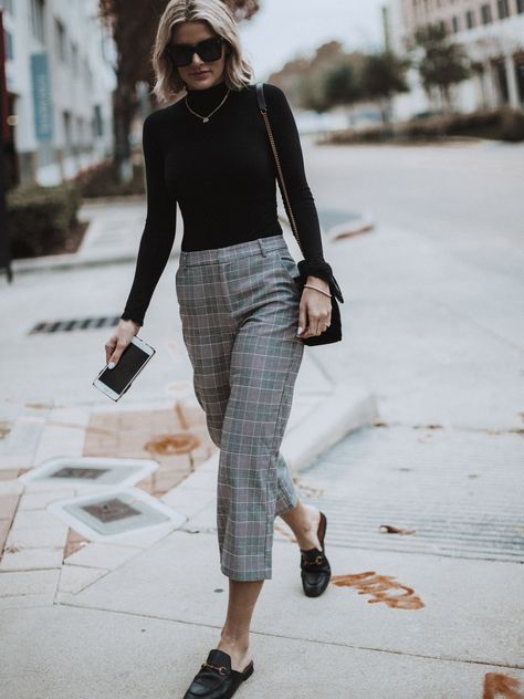 So Sage wearing a turtleneck with plaid pants Black And White Checkered Pants Outfit, Grey Plaid Pants Outfit, Fall Business Attire, Checkered Pants Outfit, Women Business Attire, Aesthetics Business, Outfit Black And White, Plaid Pants Outfit, Pants Outfit Work