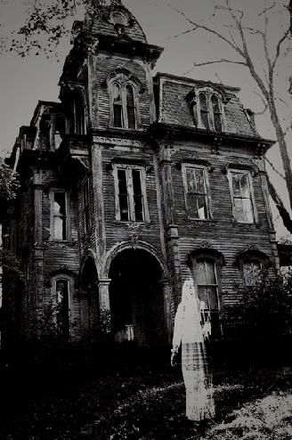 quintessential haunted house Creepy Houses, Spooky Places, Spooky House, Ghost Pictures, Abandoned House, Scary Places, Abandoned Mansions, The Crow, Foto Vintage