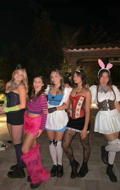 Disfarces Halloween, Alice Halloween, Carnaval Outfit, Cute Group Halloween Costumes, Classy Halloween Costumes, Matching Halloween Costumes, Trio Halloween Costumes, Hot Halloween Outfits, Halloween Coustumes