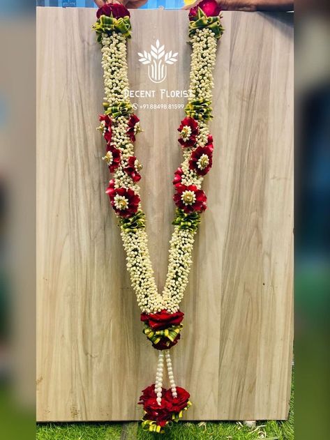 Flower Har Mala For God, Marriage Flower Mala Design, Flower Haar Mala For Wedding, Var Mala Indian Weddings, Red Varmala, Marriage Flower Mala, Latest Varmala Designs, Var Mala, Flower Mala