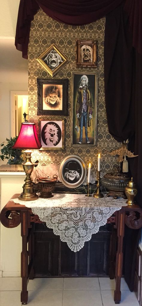 My own props Haunted Mansion 2015 : hanging man and ghost frames Haunted Mansion Disney, Haunted Mansion Decor, Mansion Decor, Mansion Rooms, Mansion Bedroom, Haunted Mansion Halloween, Halloween Decor Diy, Diy Halloween Decor, Haunted Hotel