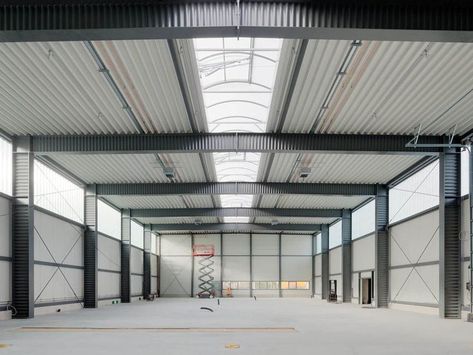 Industrial Building Design, Hangar Design, Metal Garage Buildings, Roof Truss Design, Metal Building Designs, Industrial Sheds, Factory Interior, Factory Architecture, Commercial And Office Architecture