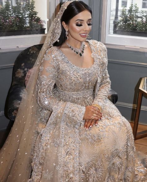 Nikkah Bridal Outfit, Pakistani Wedding Outfits Bride, Nikkah Hair, Walima Dresses Pakistani, Shaadi Dresses, Nikkah Outfit, Arabic Wedding Dresses, Ceremony Outfit, Pakistani Brides