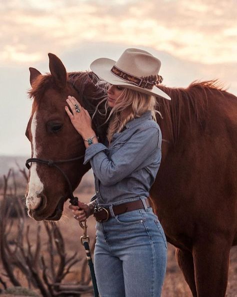 Country Girl Outfits, Arte Cowboy, Horse Photography Poses, Cai Sălbatici, Western Photography, Wilde Westen, Country Style Outfits, Cute Country Outfits, Looks Country