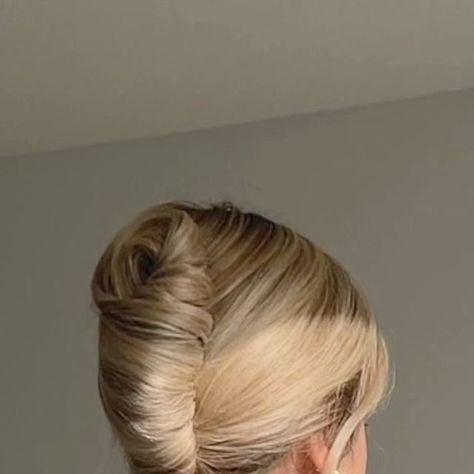 Banana Hair Styles, 90s French Twist Updo, French Twist Rachel Green, Blonde French Twist, Rachel Green French Twist, Sleek French Twist, French Twist Wedding Hair, Rachel Friends Hair, Clean Updo