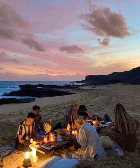 Beach Sunset Dinner Picnic, Beach Picnic Friends Summer, Friends Beach Picnic, Beach Barbecue Aesthetic, Beach Bbq Aesthetic, Friends On The Beach Aesthetic, Beach Fire Aesthetic, Birthday Beach Aesthetic, Sunset Party Aesthetic