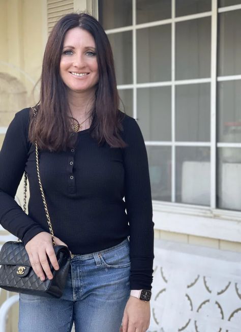 Blogger Candie Anderson is wearing a black thermal henley, denim jeans, a Chanel necklace and carrying a black classic flap bag. Winter Casual Outfit, Black Jogger Pants, Chanel Necklace, Classic Flap Bag, Distressed Denim Skirt, Fashion Trends Winter, Holiday Party Outfit, Casual Winter Outfits, Spring Style