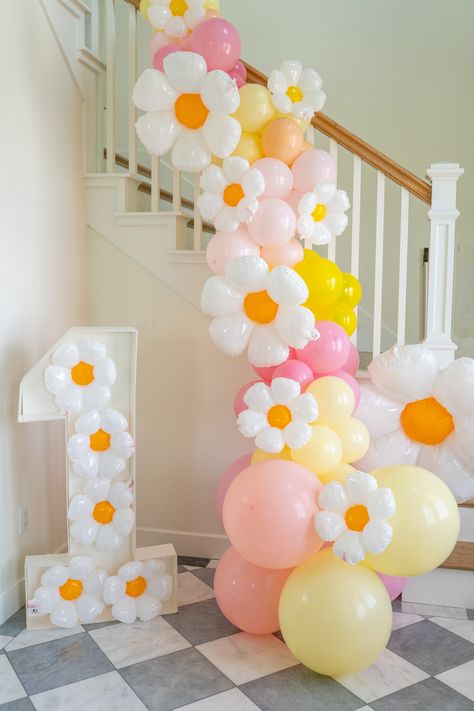 Daisy birthday garland, first birthday Daisy First Birthday Decor, Daisy First Birthday Theme Centerpieces, Daisy Themed Birthday Party Ideas, Daisies Birthday Theme, 1st Birthday Girl Daisy Theme, Spring Birthday Theme, Onederful Birthday Party Girl, Daisy First Birthday Theme, Daisy Birthday Party Ideas