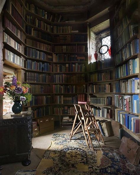 Home Library Design Ideas, Sissinghurst Castle, Beautiful Libraries, Writing Room, Private Library, Library Inspiration, Aesthetic Interior, Dream Library, Beautiful Library