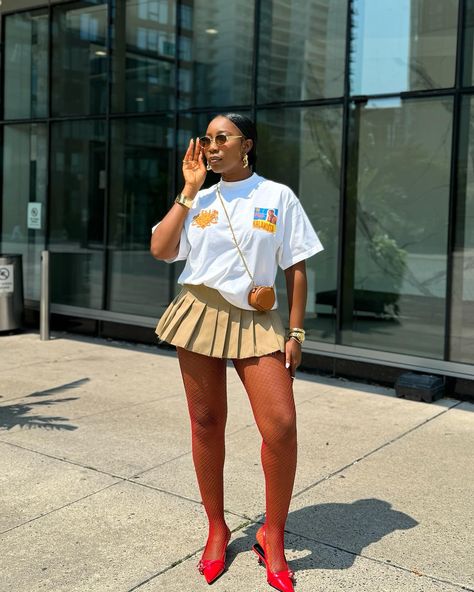 Who knew you could pair a brown mini pleated skirt with red tights and shoes?
Stylish, graphic tshirt, white t-shirt, ashluxe, streetstyle, colored tights. Tshirt And Skirt, Throwing Fits, Mini Pleated Skirt, Red Tights, Shoes Stylish, Colored Tights, Tolu, Basel, Red Shoes